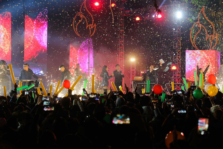 Tại khu vực tượng đài Lý Thái Tổ, chương trình Vũ khúc ánh sáng chúc mừng năm mới với nhiều ca sĩ và band nhạc nổi tiếng có mặt đã làm cho không khí ngày càng nóng lên...