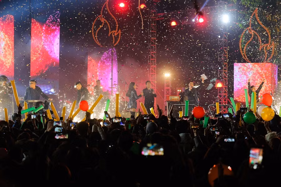 Tại khu vực tượng đài Lý Thái Tổ, chương trình Vũ khúc ánh sáng chúc mừng năm mới với nhiều ca sĩ và band nhạc nổi tiếng có mặt đã làm cho không khí ngày càng nóng lên... Tại khu vực tượng đài Lý Thái Tổ, chương trình Vũ khúc ánh sáng chúc mừng năm mới với nhiều ca sĩ và band nhạc nổi tiếng có mặt đã làm cho không khí ngày càng nóng lên...