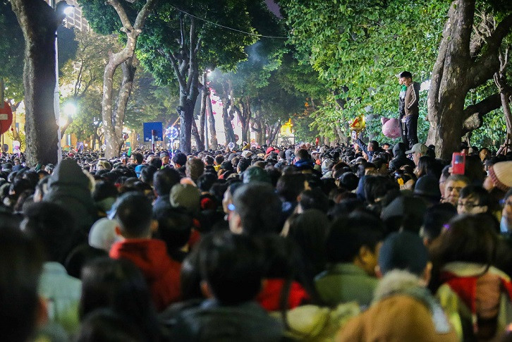 Hàng nghìn người dân đã kéo đến các điểm countdown từ chiều...