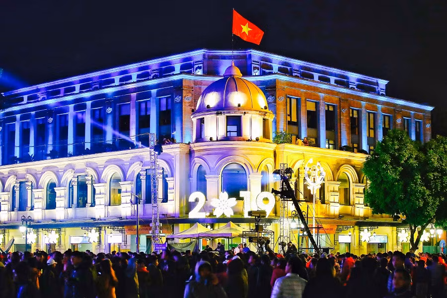 ... và đây là thời khắc thiêng liêng chuyển giao năm cũ và năm mới. ... và đây là thời khắc thiêng liêng chuyển giao năm cũ và năm mới.