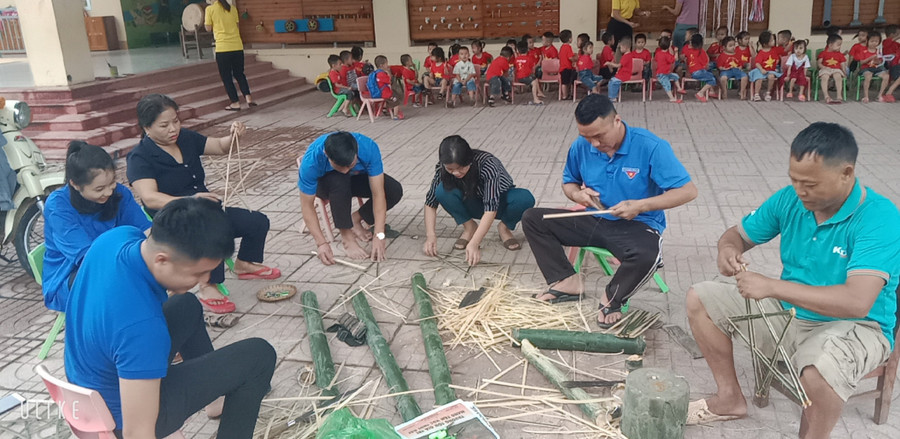 Tại Trường Mầm non Xá Lượng, huyện Tương Dương (Nghệ An), không khí chuẩn bị Tết Trung thu cho các em cũng rộn ràng không kém các địa phương khác.