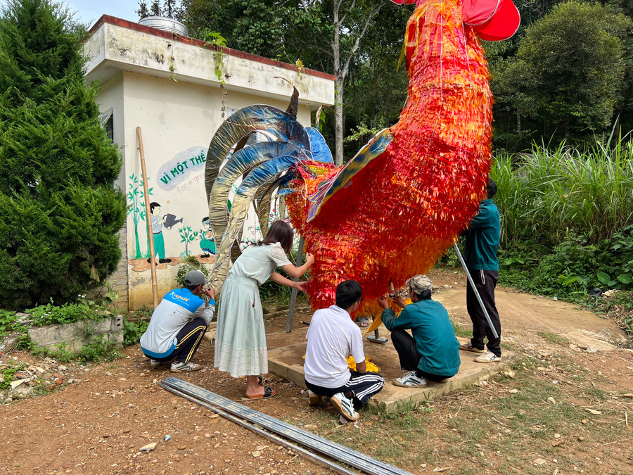 Dù còn gặp nhiều khó khăn nhưng mọi người đều cố gắng để các em học sinh có được một mùa Trung thu thật đáng nhớ, vui vẻ.