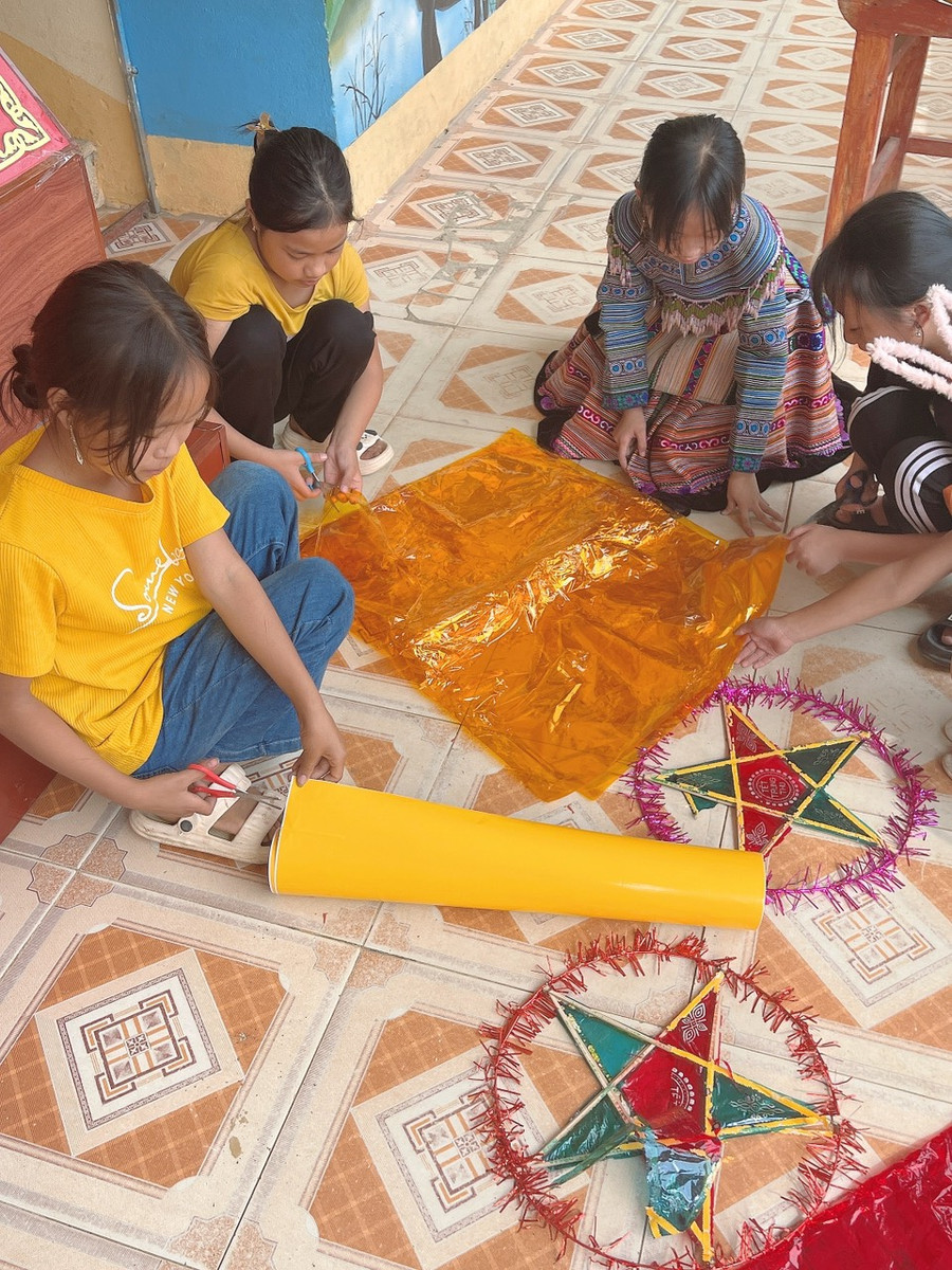 Các em cũng tự tay cắt dán nên những đồ chơi không thể thiếu trong Tết Trung thu như đèn ông sao và nhiều vật dụng khác với tâm trạng háo hức.