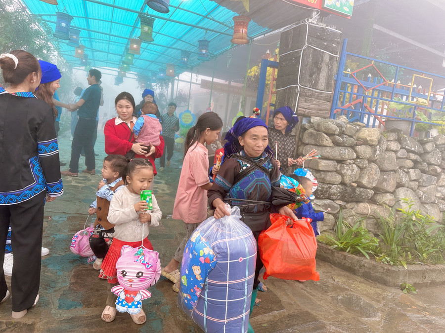 Ngoài bánh kẹo, các em học sinh và người dân còn được tặng đồ chơi Trung thu và chăn gối mùa đông khi tới trường.