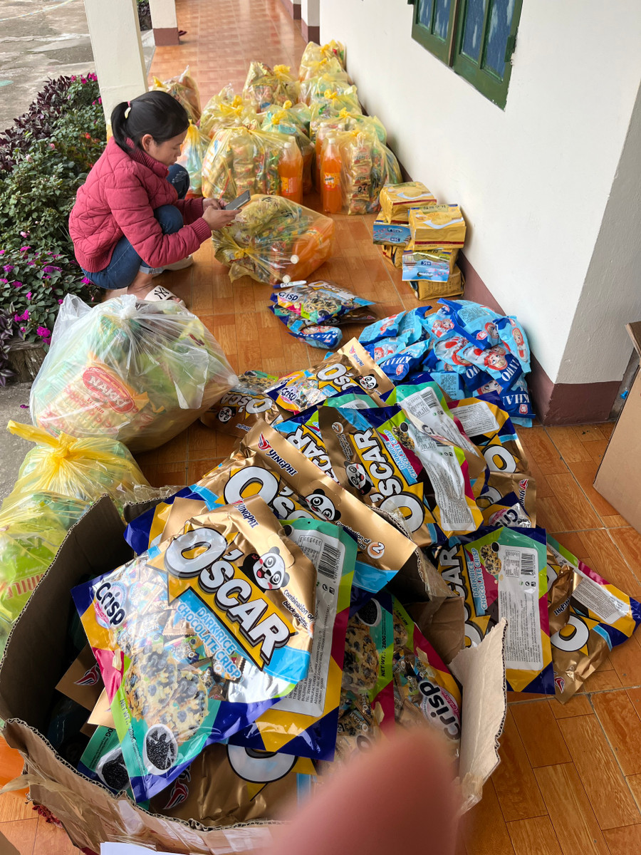 Những suất quà tặng, bánh kẹo được các mạnh thường quân gửi tặng nhà trường.