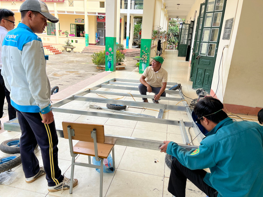 Tại Trường PTDTBT Tiểu học Thải Dàng Phố, huyện Bắc Hà (Lào Cai), công tác chuẩn bị đón Trung thu cho các em đang được thầy cô, phụ huynh chung tay triển khai.