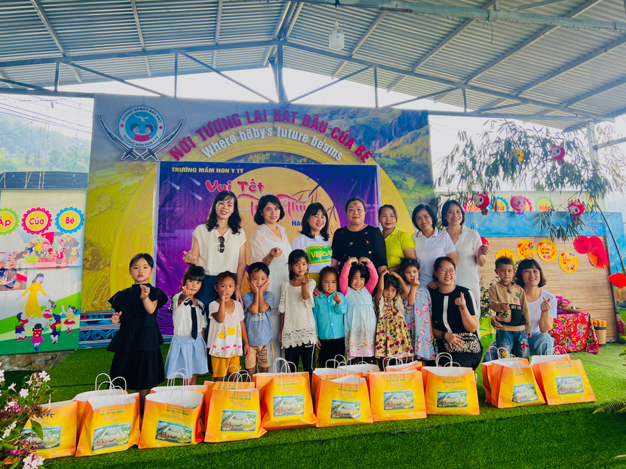 Dù giá trị mỗi suất quà không lớn nhưng chan chứa tình cảm của cộng đồng dành cho các em học sinh còn khó khăn nơi đây.