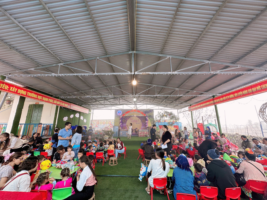 Công tác chuẩn bị đón Tết Trung thu cho các em được thầy cô, phụ huynh cùng chính quyền và nhiều nhà hảo tâm chung tay thực hiện.