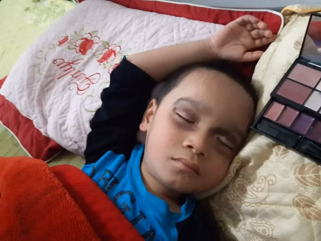 Cô chị cao tay vẽ phấn mắt lên mặt cậu em trai để giúp em bỏ thói quen dùng điện thoại.