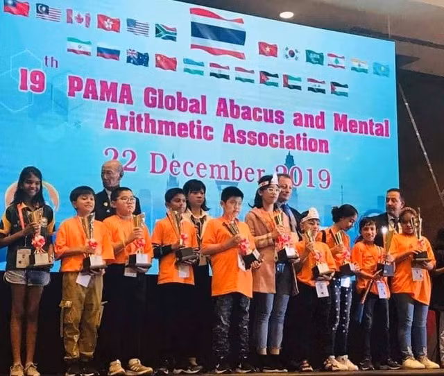 Em Đổng Trọng Nghĩa (thứ hai từ trái sang) đạt giải Nhì cuộc thi Toán trí tuệ Quốc tế vừa được tổ chức tại Thái Lan.