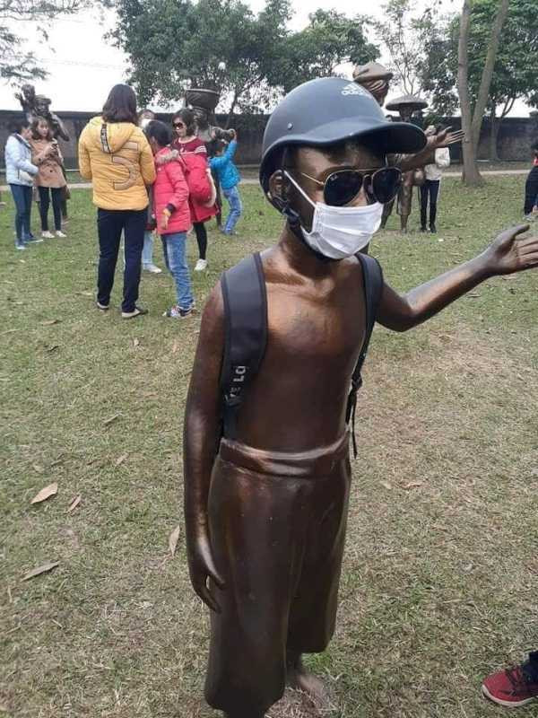 Phản cảm đeo khẩu trang, kính đen cho tượng ở đền thờ Trạng trình Nguyễn Bỉnh Khiêm