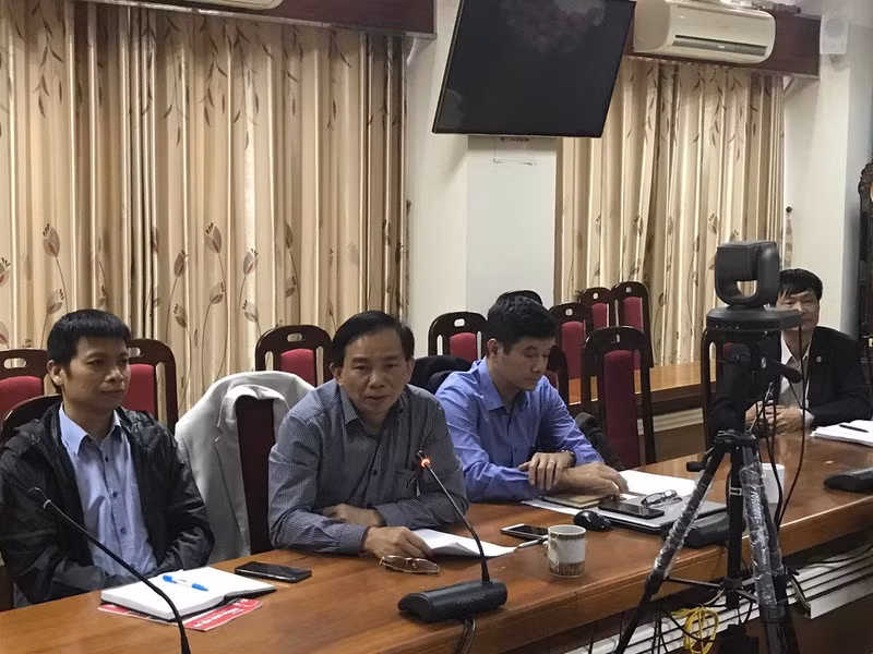 Ông Hoàng Tiến Công và ông Nguyễn Kiều Giang (ủy viên Ban Chấp hành Đảng bộ Trường Đại học Y - Dược trao đổi thông tin với phóng viên