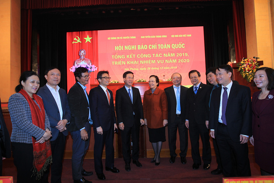 Trưởng Ban Tuyên giáo Trung ương Võ Văn Thưởng, Phó Thủ tướng Vũ Đức Đam và các đại biểu dự hội nghị. Ảnh: VGP/Đình Nam