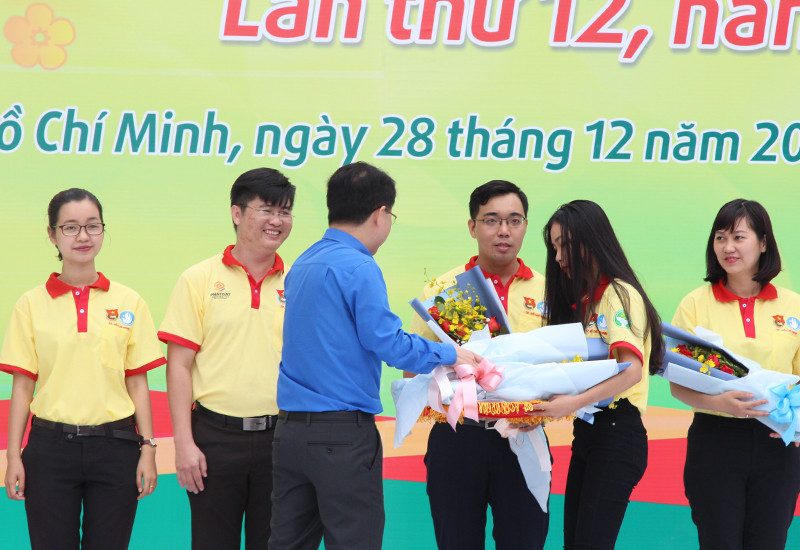 Ban chỉ huy chiến dịch nhận hoa như một lời động viên, khích lệ tinh thần từ Lãnh đạo Thành phố