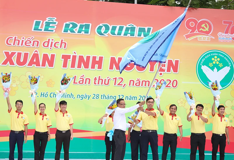 Lãnh đạo thành phố cùng đại diện Ban Chỉ huy chiến dịch tuyên bố khai mạc "Xuân tình nguyện lần thứ 12 - năm 2020"