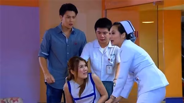 Vợ trở ra từ phòng mổ, chồng hối hả chạy đến tưởng động viên, nào ngờ anh "độp" luôn một câu khiến cả đám y bác sĩ cười "không ngậm được miệng" - Ảnh 2.