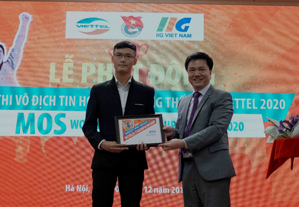 Trần Hoàng Anh (sinh viên Đại học Ngoại thương) đạt thành tích Thế giới với Huy chương Đồng nội dung Microsoft Excel 2013 tại MOSWC - Viettel 2019. Trần Hoàng Anh (sinh viên Đại học Ngoại thương) đạt thành tích Thế giới với Huy chương Đồng nội dung Microsoft Excel 2013 tại MOSWC - Viettel 2019.