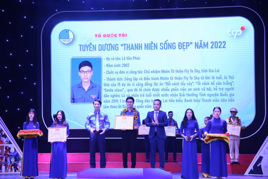 Lê Văn Phúc nhận giải thưởng thanh niên sống đẹp.