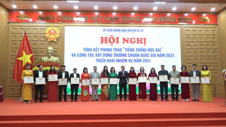 Một số đơn vị, cá nhân tiêu biểu được lãnh đạo huyện khen thưởng. Một số đơn vị, cá nhân tiêu biểu được lãnh đạo huyện khen thưởng.