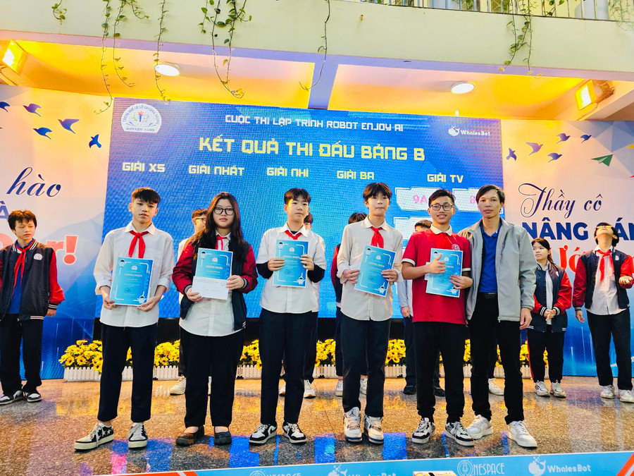 Các em học sinh xuất sắc được nhà trường trao giải sau cuộc thi.