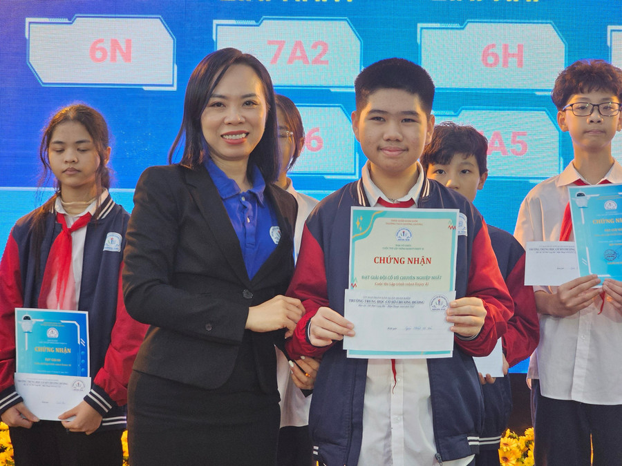 Ban tổ chức trao giải cho Đội cổ vũ chuyên nghiệp nhất tại cuộc thi.