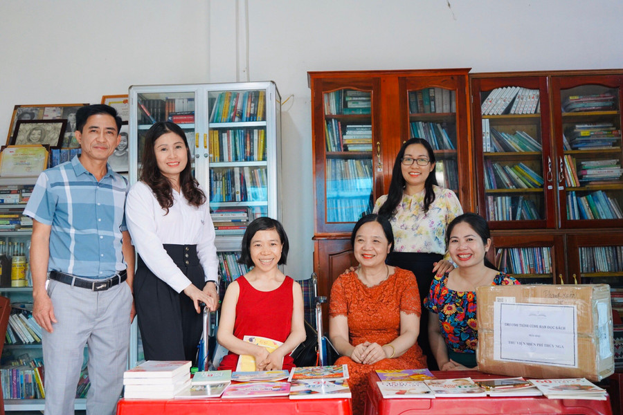 Biết được hoàn cảnh và thư viện của chị Nga, nhiều đơn vị đã đến tặng sách. (Ảnh: NVCC) Biết được hoàn cảnh và thư viện của chị Nga, nhiều đơn vị đã đến tặng sách. (Ảnh: NVCC)