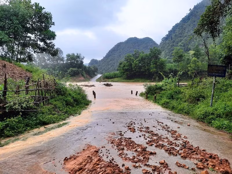 Nước thượng nguồn đổ về khiến nhiều tuyến đường bị ngập lụt, chia cắt một số nơi.