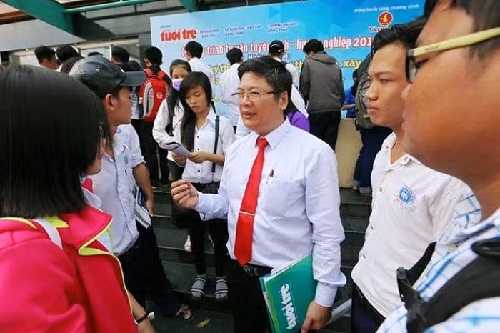 Thầy Trần Đình Lý trao đổi cùng cho sinh viên.