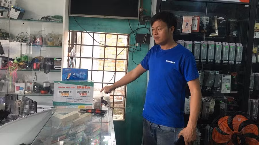 Cửa hàng bị trộm đột nhập lấy 80 điện thoại di động.