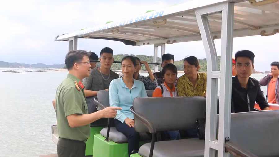 Những chiến sỹ công an đón thí sinh và người nhà các em từ đảo Thanh Lân sang điểm thi an toàn