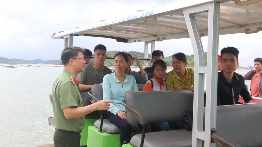 Những chiến sỹ công an đón thí sinh và người nhà các em từ đảo Thanh Lân sang điểm thi an toàn