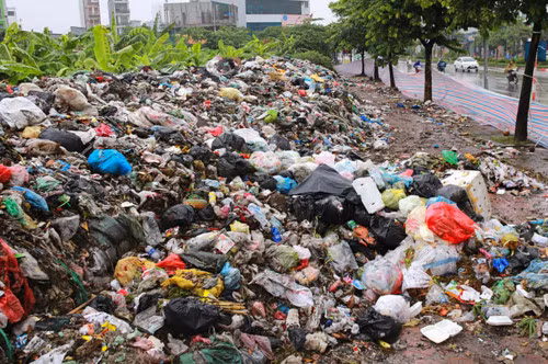 Rác thải ngập trong nội đô. Ảnh: GD&TĐ