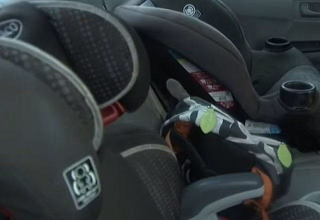 me de quen con trong o to suot 2 gio, be gai 1 tuoi qua doi tuc tuoi - 3