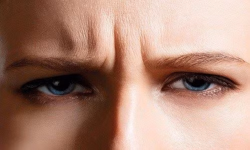 Người sở hữu ấn đường có nếp nhăn thường có tính cẩu thả, dễ nóng nảy.