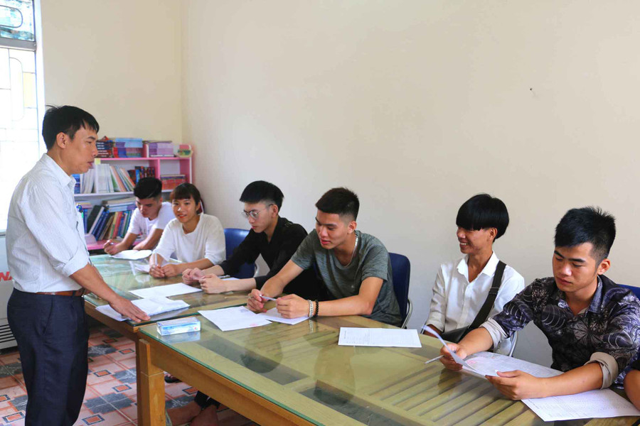 Thầy Mì căn dặn học trò trước khi thi Thầy Mì căn dặn học trò trước khi thi