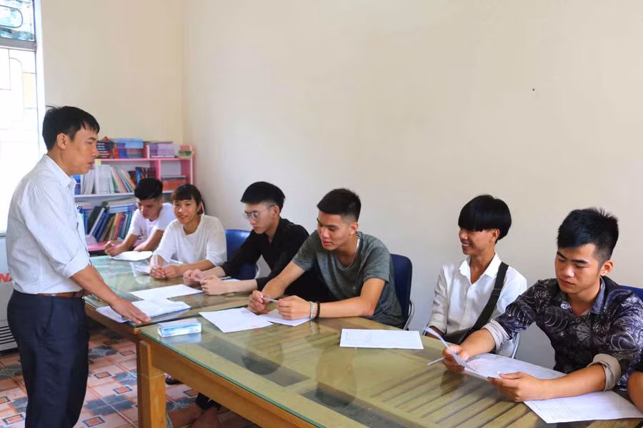 Thầy Mì căn dặn học trò trước khi thi