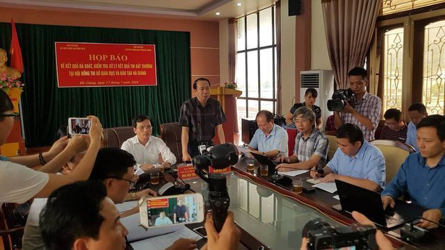 Hà Giang họp báo ngày 17/7/2018 về hiện tượng điểm thi cao bất thường, kết luận có 330 bài thi được nâng ít nhất từ 1,0 đến 8,75 điểm (Ảnh: Kiên Trung).