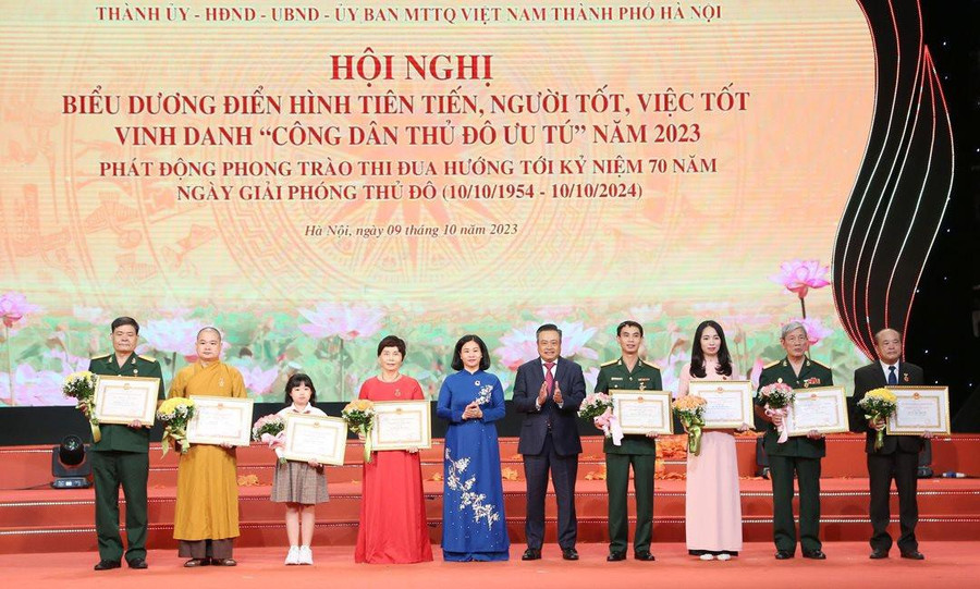Phó bí thư Thành ủy Hà Nội Nguyễn Thị Tuyến và Chủ tịch UBND TP Hà Nội Trần Sỹ Thanh trao bằng khen và chúc mừng các đại biểu tiêu biểu của phong trào “Người tốt việc tốt” Thủ đô. Phó bí thư Thành ủy Hà Nội Nguyễn Thị Tuyến và Chủ tịch UBND TP Hà Nội Trần Sỹ Thanh trao bằng khen và chúc mừng các đại biểu tiêu biểu của phong trào “Người tốt việc tốt” Thủ đô.