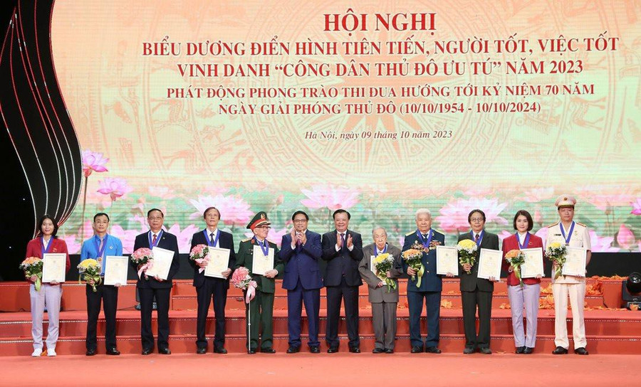 Thủ tướng Chính phủ Phạm Minh Chính cùng Bí thư Thành ủy Hà Nội Đinh Tiến Dũng vinh danh 10 Công dân Thủ đô ưu tú năm 2023. Thủ tướng Chính phủ Phạm Minh Chính cùng Bí thư Thành ủy Hà Nội Đinh Tiến Dũng vinh danh 10 Công dân Thủ đô ưu tú năm 2023.