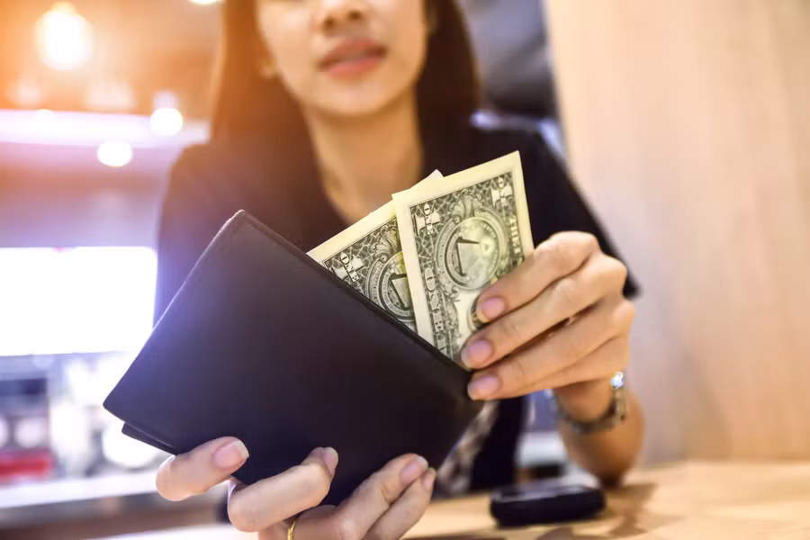 Phụ nữ thích lập ngân sách tài chính dài hạn để có thói quen tiết kiệm tốt hơn. (Ảnh: ITN).