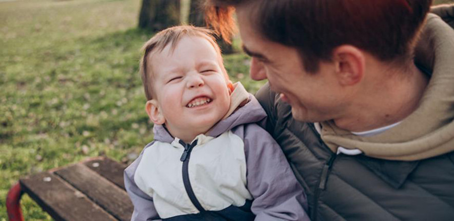 Giới nghiên cứu cho rằng cha mẹ gần gũi với con sớm bao nhiêu tốt bấy nhiêu. (Ảnh: ITN). Giới nghiên cứu cho rằng cha mẹ gần gũi với con sớm bao nhiêu tốt bấy nhiêu. (Ảnh: ITN).