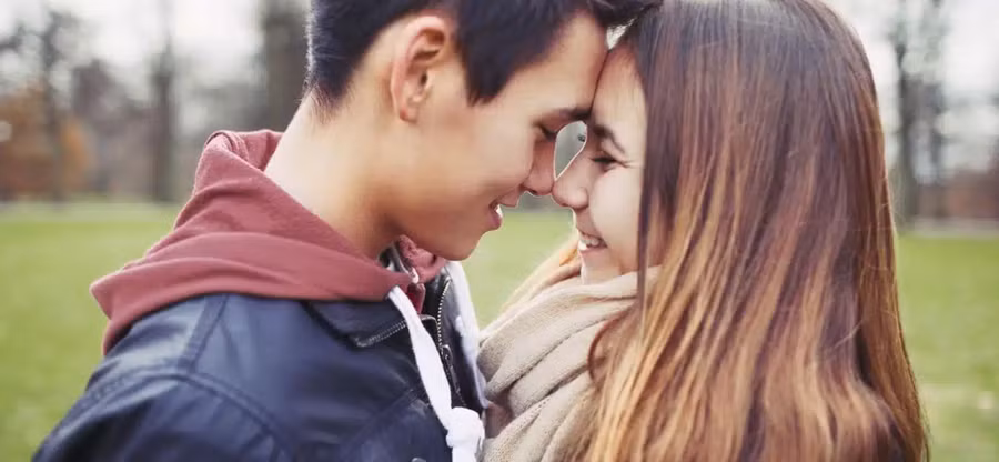 Trong giai đoạn hai, thanh thiếu niên tiến triển từ việc bị thu hút lẫn nhau đến việc thực sự nói chuyện và kết nối. (Ảnh: ITN).