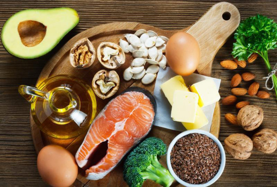 Bổ sung thêm những chất béo lành mạnh vào chế độ ăn uống của bạn sẽ giúp bạn cảm thấy hài lòng hơn sau bữa ăn, giảm cơn đói và do đó thúc đẩy giảm cân. (Ảnh: ITN)