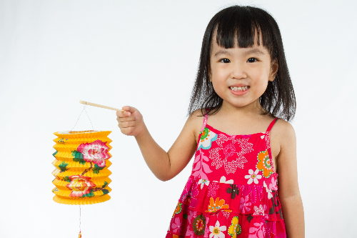 Trẻ em mong đợi đón Tết Trung thu, được rước đèn dưới trăng, thưởng thức bánh nướng. 3 CÂU CHUYỆN Ý NGHĨA MẸ HÃY KỂ BÉ NGHE VÀO DỊP TRUNG THU - em gởi bài edit cc Phương giúp chị nha, thanks em