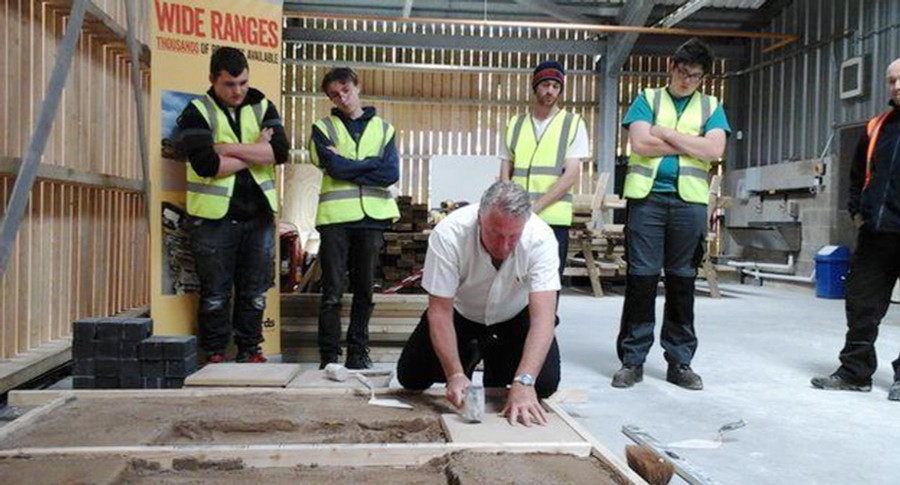 Nhà thầu khoán và xây dựng Tommy Walsh thể hiện kỹ năng cho SV Đại học Yeovil trong chương trình tiếp cận thực hành