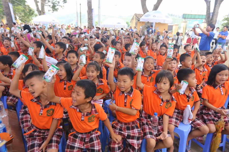 Các em học sinh hào hứng khi được chơi các trò chơi vụi nhộn, rước đèn trung thu và uống sữa cùng bạn bè