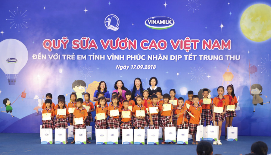 Bà Trương Thị Mai - Uỷ viên Bộ chính trị, bí thư Trung ương Đảng, trưởng ban dân vận Trung ương; bà Nguyễn Thị Hà - Thứ trưởng Bộ Lao động - Thương Binh và Xã hội; bà Hoàng Thị Thuý Lan - bí thư tỉnh uỷ Vĩnh Phúc và bà Bùi Thị Hương - Giám đốc Điều hành Vinamilk trao quà và sữa cho các em học sinh Bà Trương Thị Mai - Uỷ viên Bộ chính trị, bí thư Trung ương Đảng, trưởng ban dân vận Trung ương; bà Nguyễn Thị Hà - Thứ trưởng Bộ Lao động - Thương Binh và Xã hội; bà Hoàng Thị Thuý Lan - bí thư tỉnh uỷ Vĩnh Phúc và bà Bùi Thị Hương - Giám đốc Điều hành Vinamilk trao quà và sữa cho các em học sinh