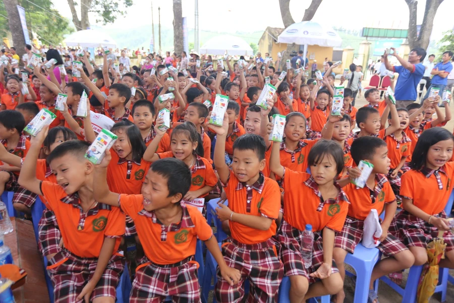 Các em học sinh hào hứng khi được chơi các trò chơi vụi nhộn, rước đèn trung thu và uống sữa cùng bạn bè