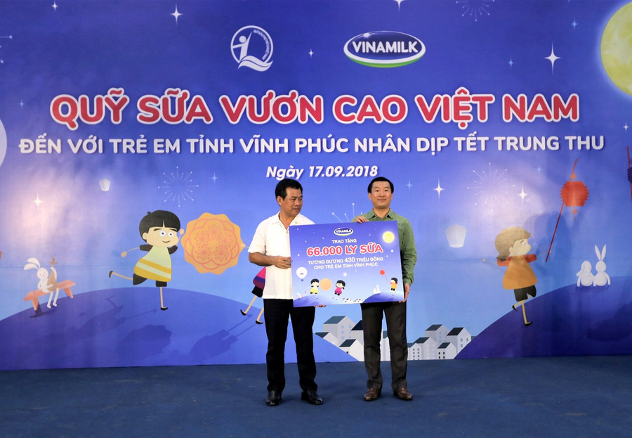 Ông Đỗ Thanh Tuấn - Giám đốc Đối Ngoại Vinamilk trao bảng tượng trưng 66.000 ly sữa cho đại diện tỉnh Vĩnh Phúc Ông Đỗ Thanh Tuấn - Giám đốc Đối Ngoại Vinamilk trao bảng tượng trưng 66.000 ly sữa cho đại diện tỉnh Vĩnh Phúc