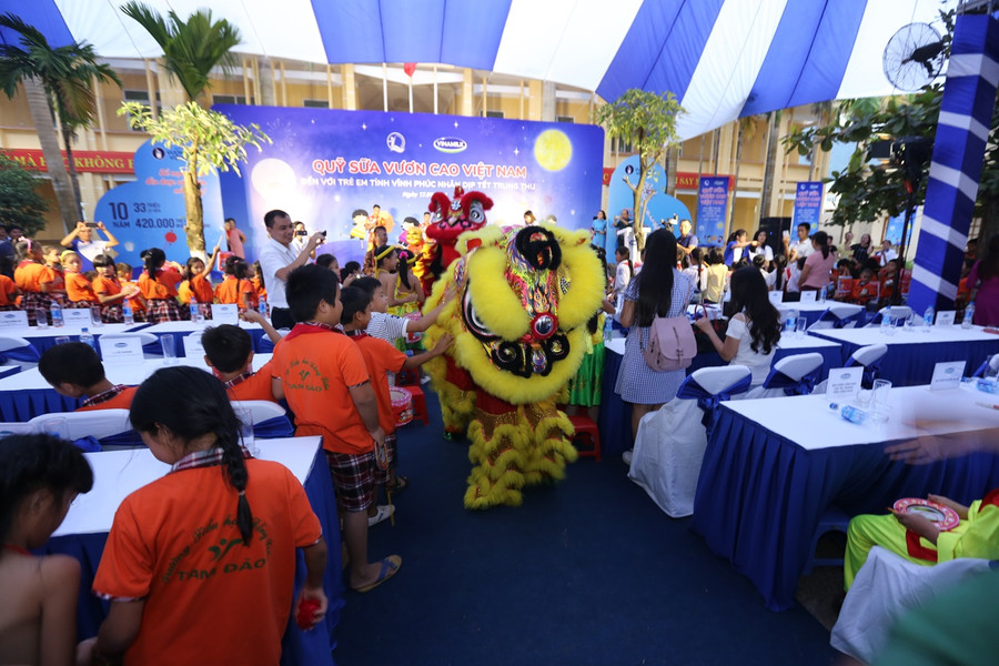 Các em học sinh hào hứng khi được chơi các trò chơi vụi nhộn, rước đèn trung thu và uống sữa cùng bạn bè